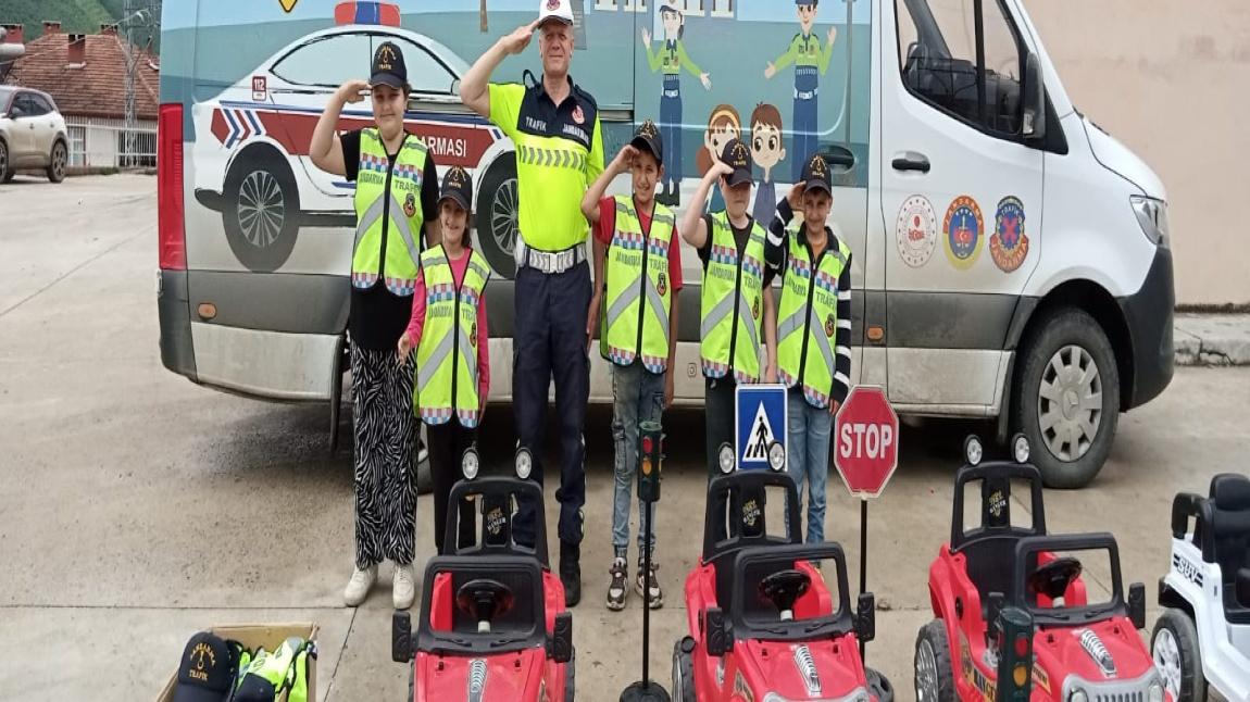 Okulumuzda Jandarma Ekipleri Tarafından Tafik Eğitimi Düzenlendi.